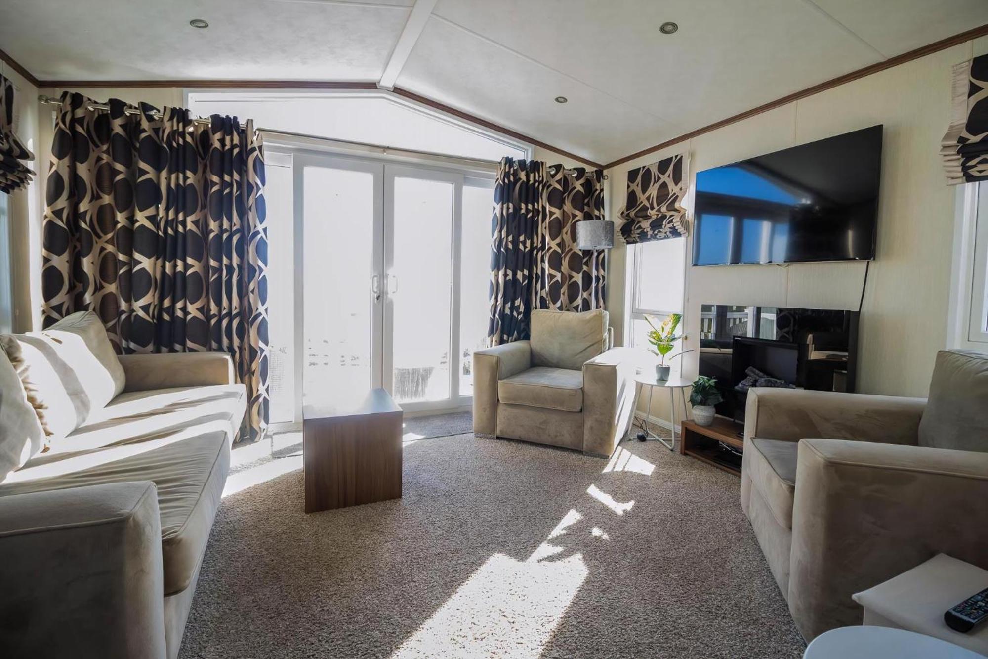 Stunning Caravan With Full Sea Views At Hopton Haven Ref 80044s * Great Yarmouth