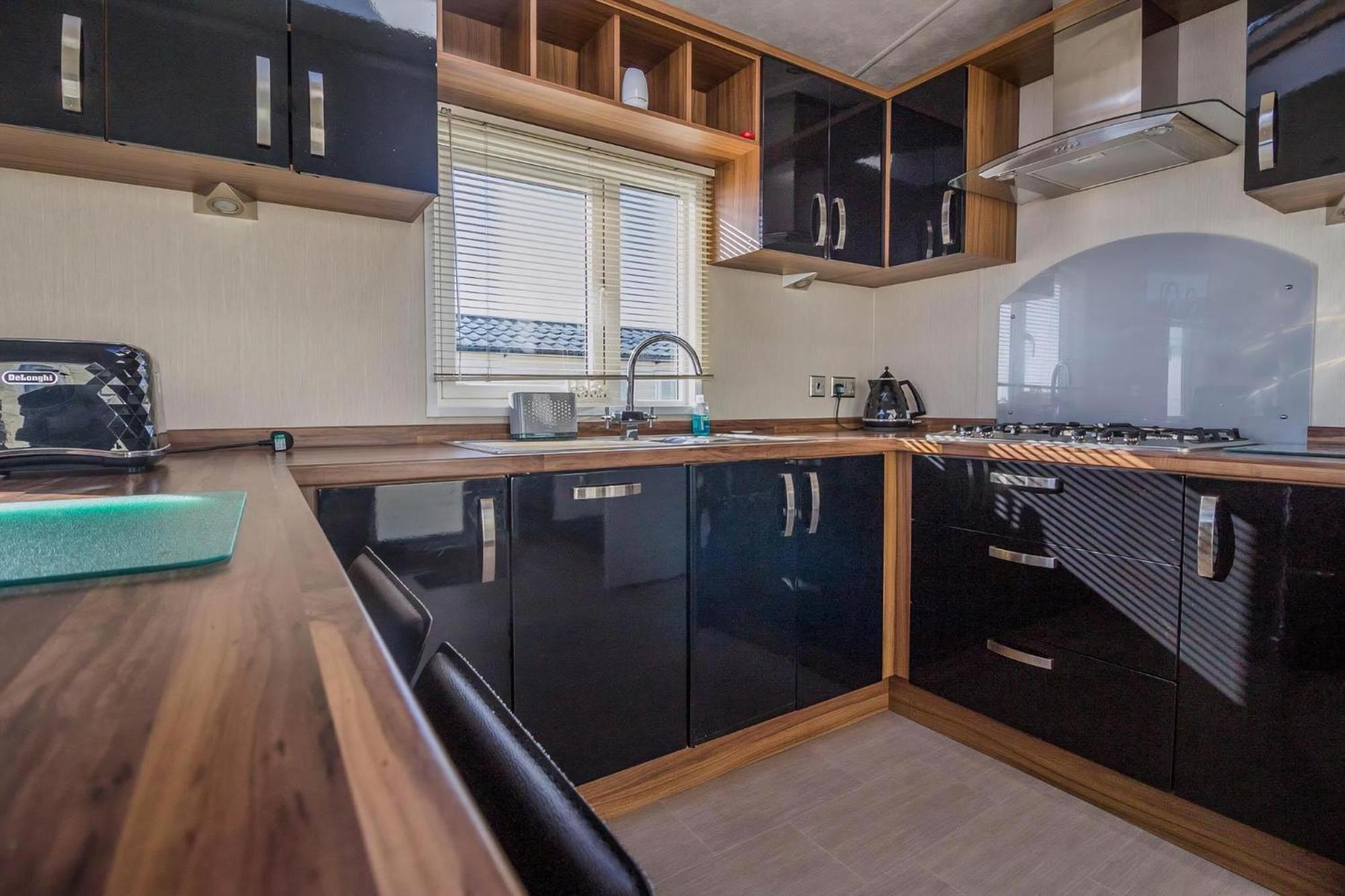 Stunning Caravan With Full Sea Views At Hopton Haven Ref 80044s *